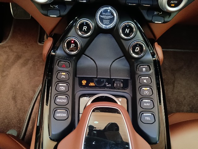 ASTON MARTIN VANTEGE 2018 Image 48
