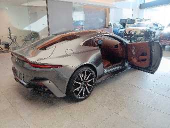 ASTON MARTIN VANTEGE 2018 Image 6