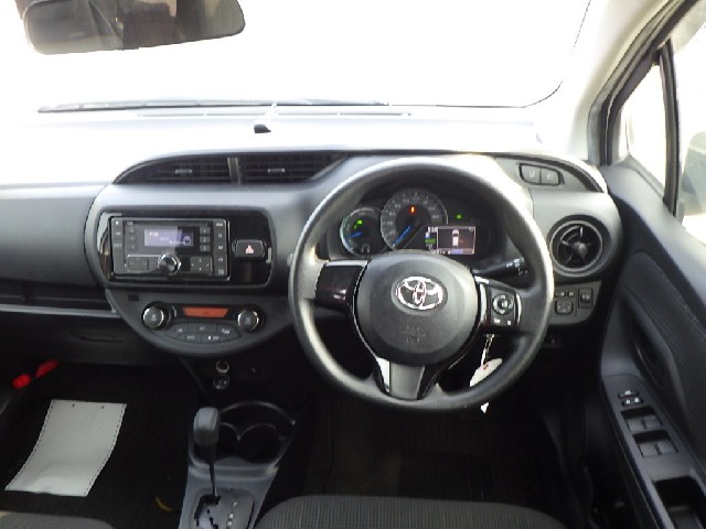 TOYOTA VITZ 2018 Image 21