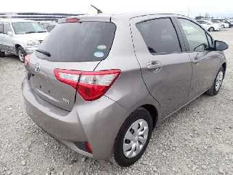 TOYOTA VITZ 2017 Image 2