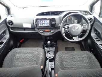 TOYOTA VITZ 2017 Image 3