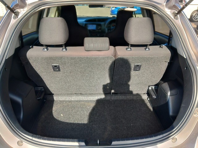 TOYOTA VITZ 2017 Image 21