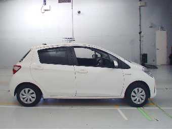 TOYOTA VITZ 2018 Image 3