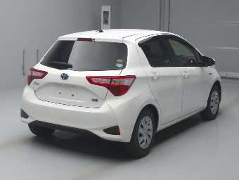 TOYOTA VITZ 2018 Image 2