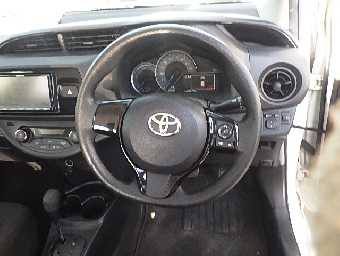 TOYOTA VITZ 2018 Image 16