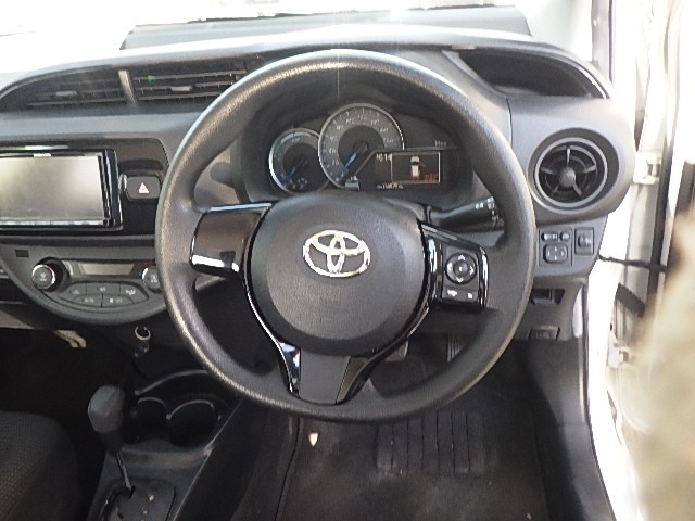 TOYOTA VITZ 2018 Image 25