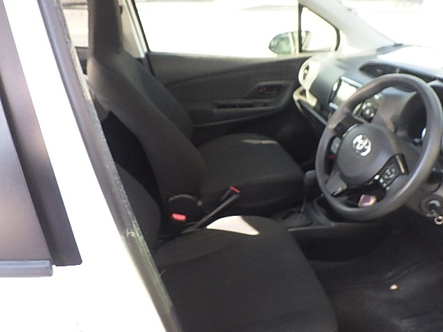 TOYOTA VITZ 2018 Image 26