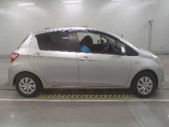 TOYOTA VITZ 2017 Image 3