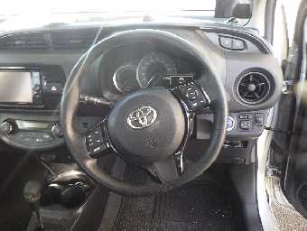 TOYOTA VITZ 2017 Image 18