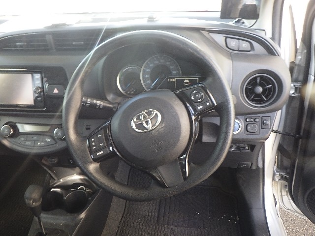 TOYOTA VITZ 2017 Image 25