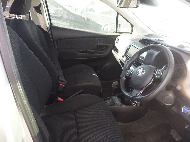 TOYOTA VITZ 2017 Image 26