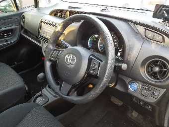 TOYOTA VITZ 2017 Image 7