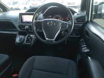 TOYOTA VOXY 2018 Image 8