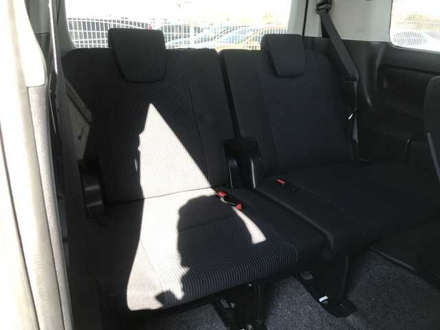 TOYOTA NOAH 2018 Image 19