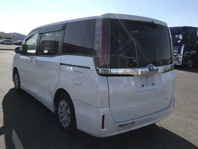 TOYOTA NOAH 2018 Image 24