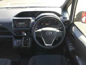 TOYOTA NOAH 2018 Image 9