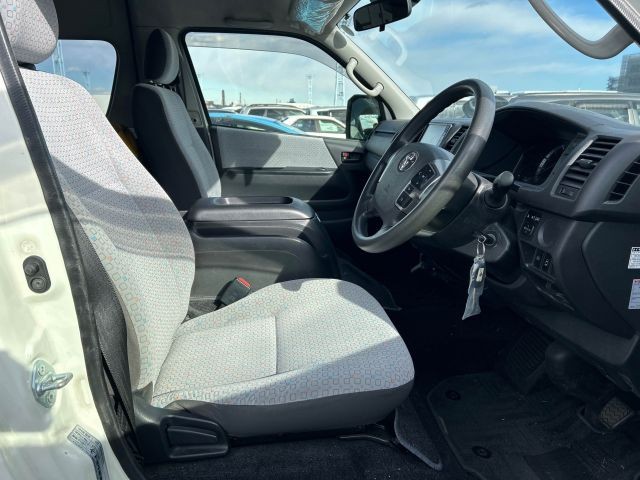 TOYOTA HIACE BUS 2020 Image 24
