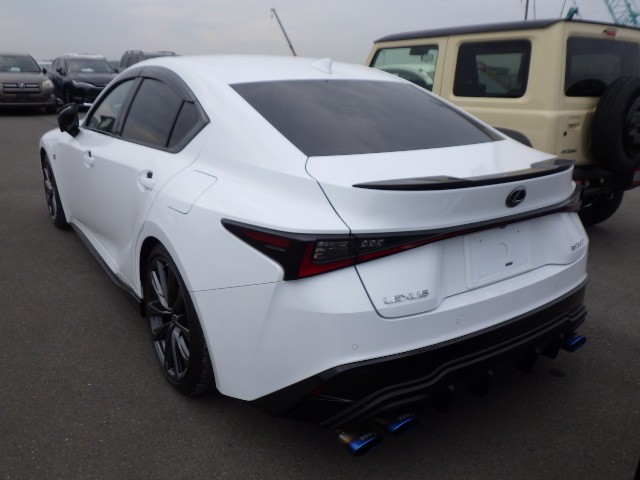 LEXUS IS 2022 Image 45