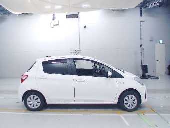 TOYOTA VITZ 2018 Image 3
