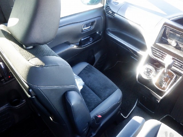 TOYOTA VOXY 2021 Image 24