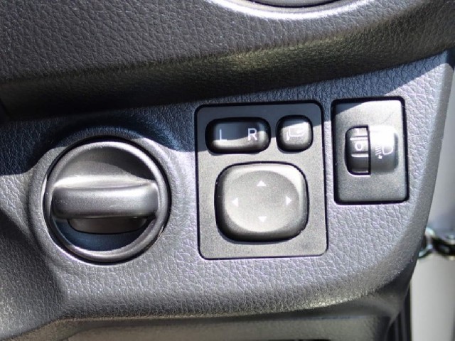 TOYOTA VITZ 2018 Image 21