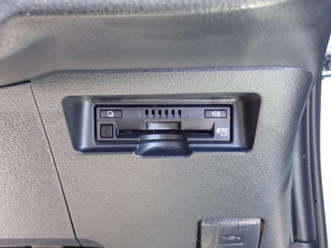 TOYOTA VITZ 2018 Image 9