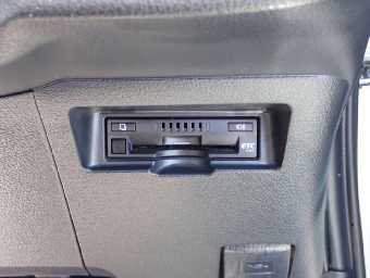 TOYOTA VITZ 2018 Image 9