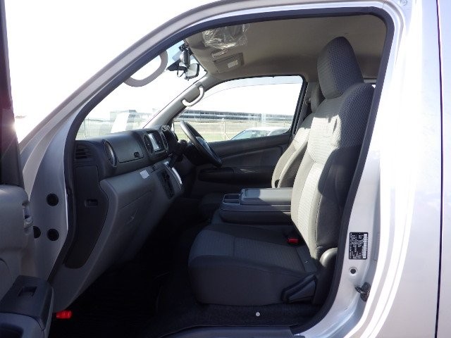 NISSAN NV350 CARAVAN 2018 Image 27