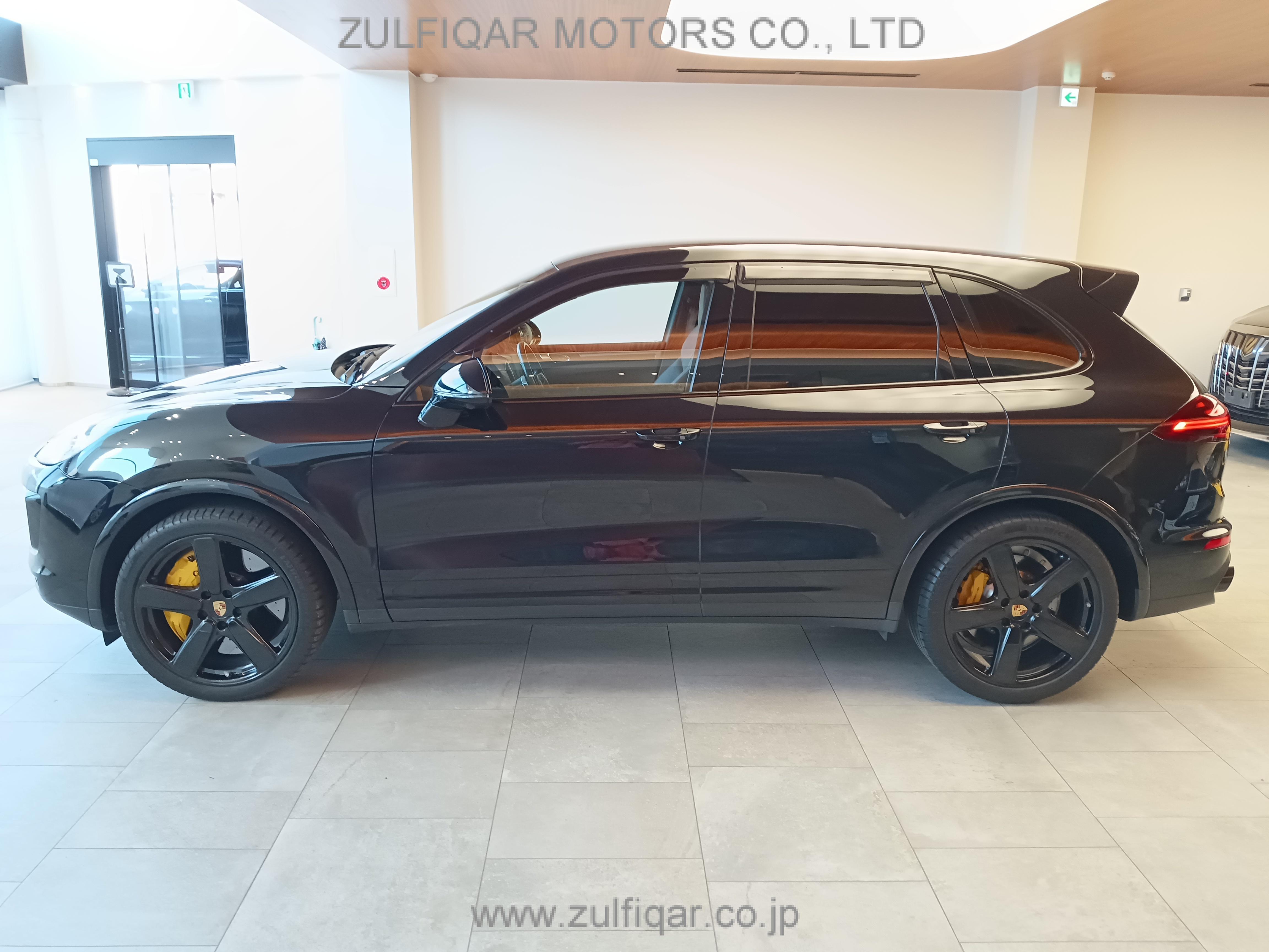 PORSCHE CAYENNE 2017 Image 12