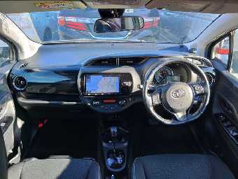 TOYOTA VITZ 2017 Image 13