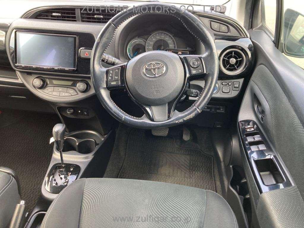 TOYOTA VITZ 2017 Image 6