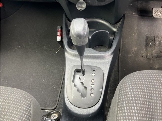 TOYOTA VITZ 2019 Image 25