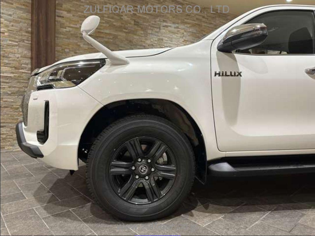 TOYOTA HILUX 2022 Image 12