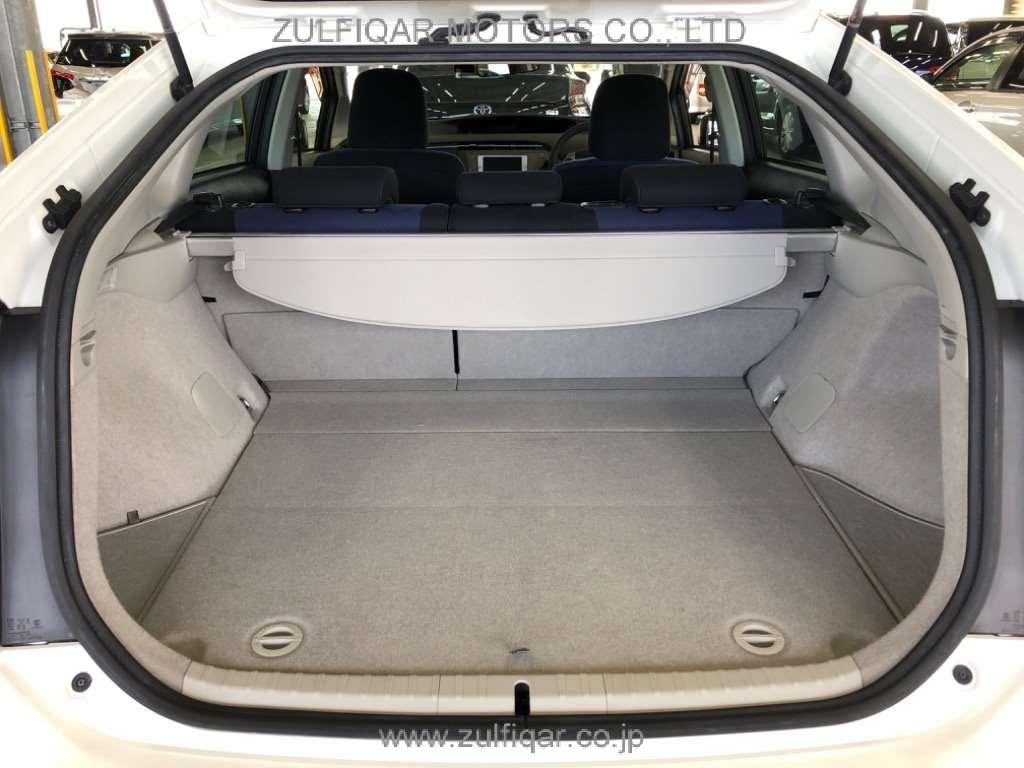 TOYOTA PRIUS 2014 Image 8