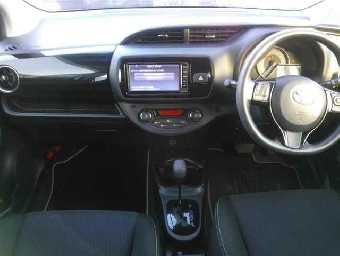 TOYOTA VITZ 2018 Image 8