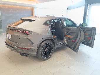 LAMBORGHINI URUS 2022 Image 11