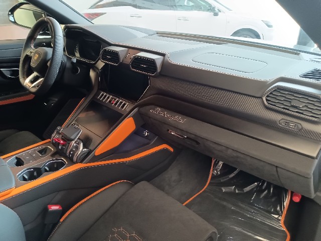 LAMBORGHINI URUS 2022 Image 46
