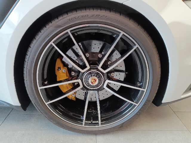 PORSCHE 911 2023 Image 32