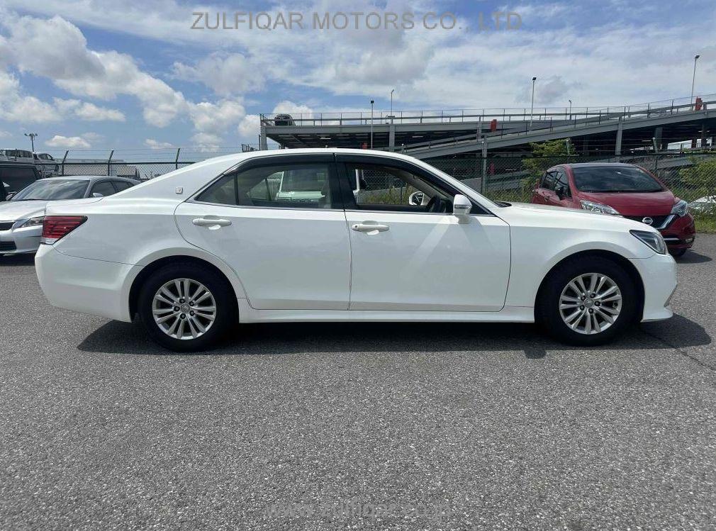 TOYOTA CROWN 2018 Image 8