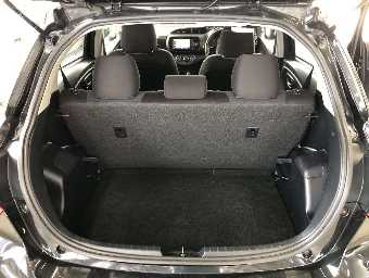 TOYOTA VITZ 2018 Image 9