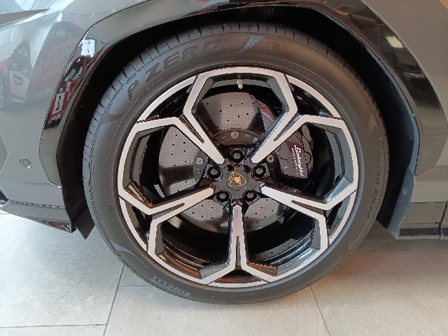 LAMBORGHINI URUS 2019 Image 19