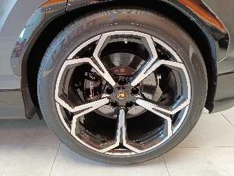 LAMBORGHINI URUS 2019 Image 14