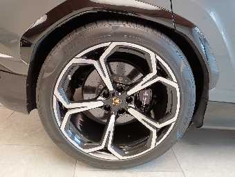 LAMBORGHINI URUS 2019 Image 15