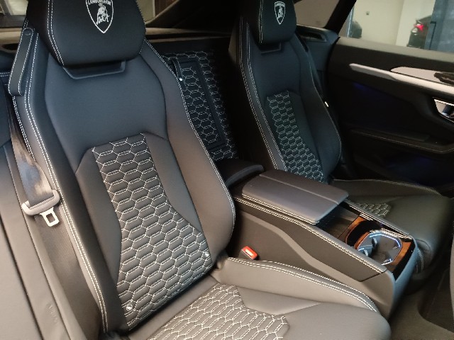 LAMBORGHINI URUS 2019 Image 34