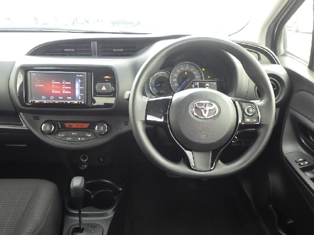 TOYOTA VITZ 2019 Image 19