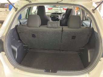 TOYOTA VITZ 2019 Image 8