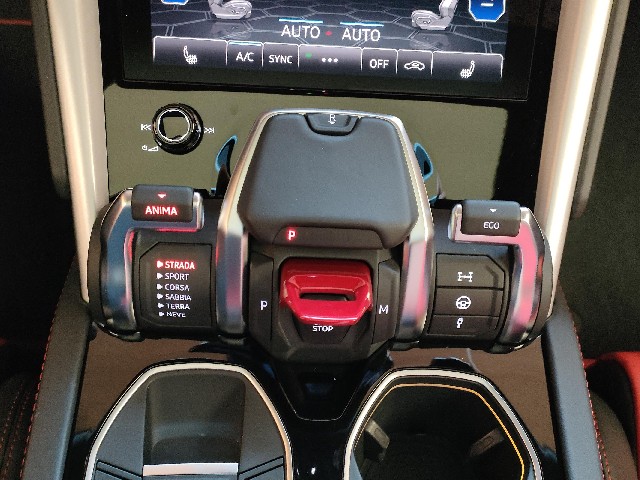 LAMBORGHINI URUS 2020 Image 45