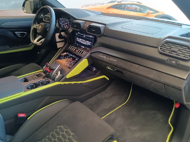 LAMBORGHINI URUS 2022 Image 44