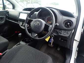 TOYOTA VITZ 2019 Image 9