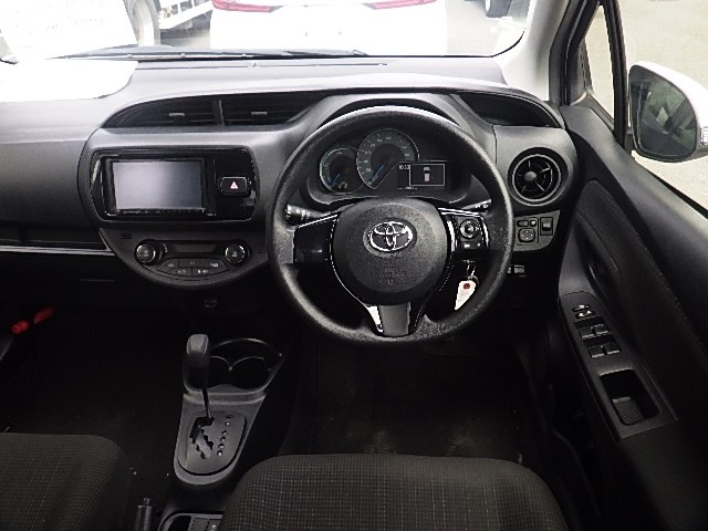 TOYOTA VITZ 2019 Image 27
